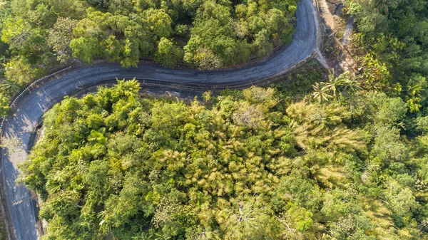 Drone tarafından yüksek dağ görüntü asfalt yol eğrisi 