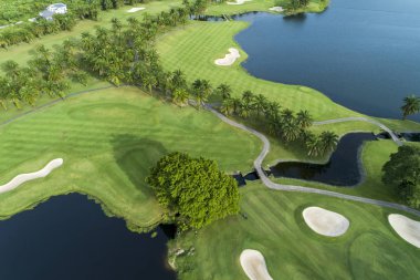Güzel golf sahası Yüksek açı görünümü havadan görünümü drone atış