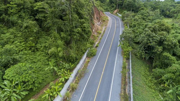 Curva de estrada de asfalto na imagem de montanha alta por Drone — Fotografia de Stock