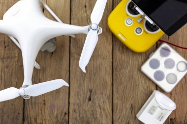 Drone ekipman eski ahşap arka plan üzerinde Uzaktan kumanda ile