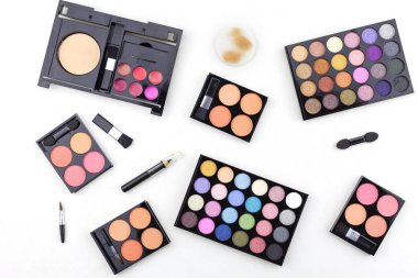 Çeşitli makyaj fırça, göz farı ve kozmetik düz yatıyordu fotoğraf 