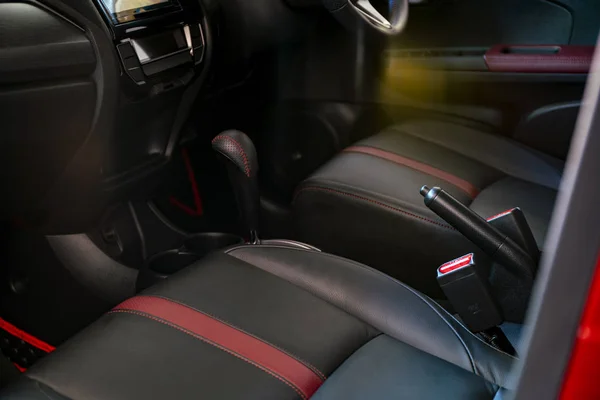 Zbliżenie nowoczesne luksusowe wnętrze samochodu w ciemnym odcienia — Zdjęcie stockowe