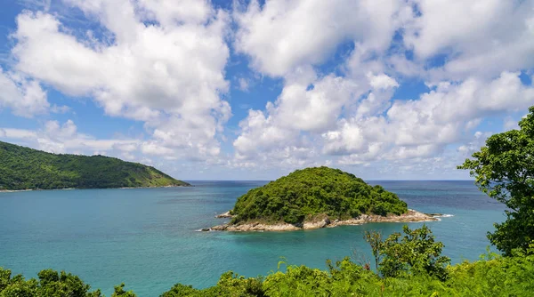 Tropik Andaman denizinde güzel küçük ada 