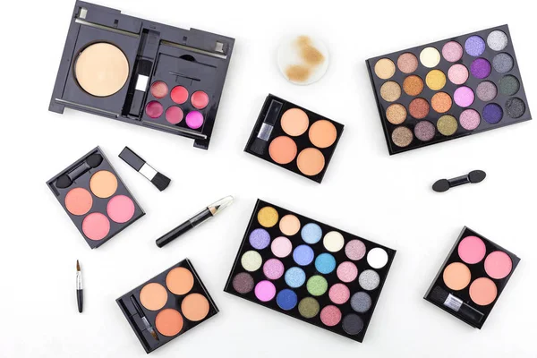 Çeşitli makyaj fırça, göz farı ve kozmetik düz yatıyordu fotoğraf 