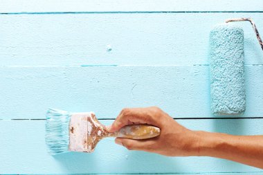 Beyaz ahşap kalas üzerinde el boyama mavi renk