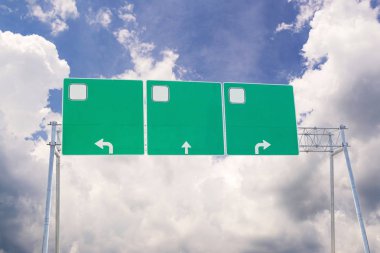 Gökyüzü ve bulutlar arka plan üzerinde boş yeşil trafik yolu işareti