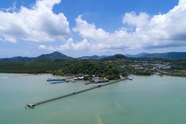 Havadan drone kuş bakışı denize küçük köprü fotoğrafı