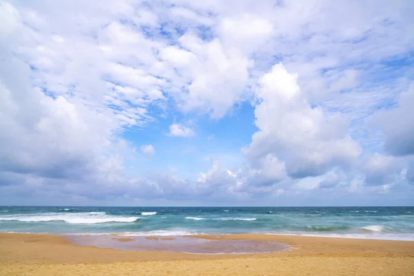 Tropická písečná pláž s modrým nebem a vlnou na písčitých — Stock fotografie