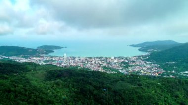 Phuket Tayland 'ın ön planında yüksek dağlı Patong şehrinin yüksek açılı insansız hava aracı görüntüsü.