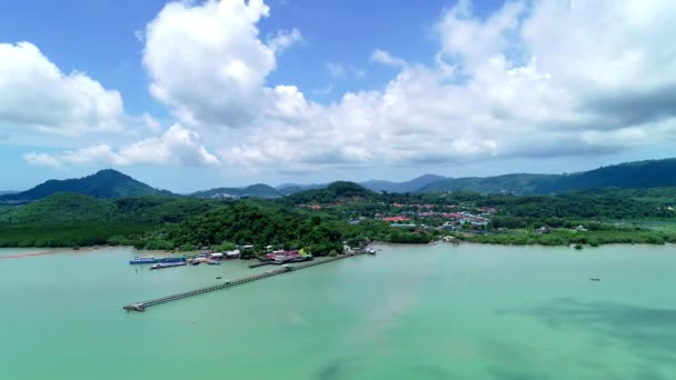 在泰国普吉岛 小桥的无人机超移到大海 — 图库视频影像