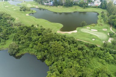 Havadan görünüm drone Güzel yeşil golf sahası nın yukarıdan aşağıya çekimi 
