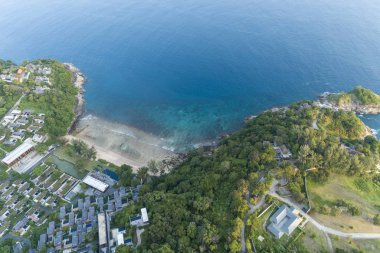 Deniz kıyısı ve modern villa ile güzel deniz yüzeyi 