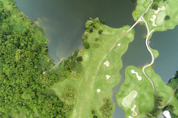 鸟瞰无人机 美丽的绿色高尔夫球场自上而下拍摄 — 图库照片