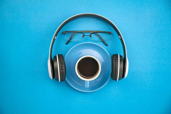 Vue du dessus de la tasse à café avec casque et lunettes de professeur — Photo