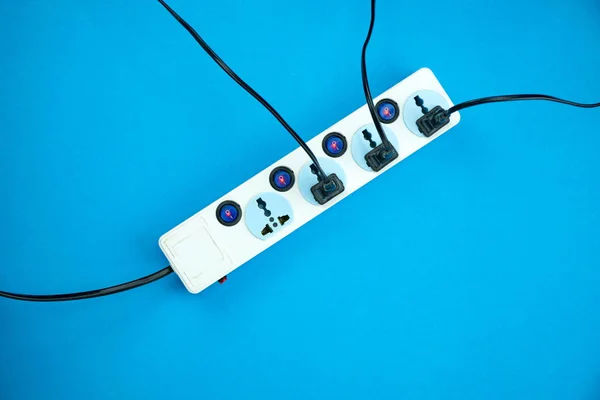 Elektrische stopcontact en plug op blauw papier achtergrond — Stockfoto