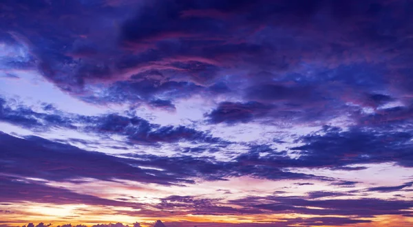 Nuvens dramáticas incrível colorido majestoso céu à noite — Fotografia de Stock