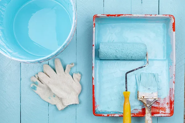Kwast in kleur lade en Emmertje, handschoen op blauwe houten — Stockfoto