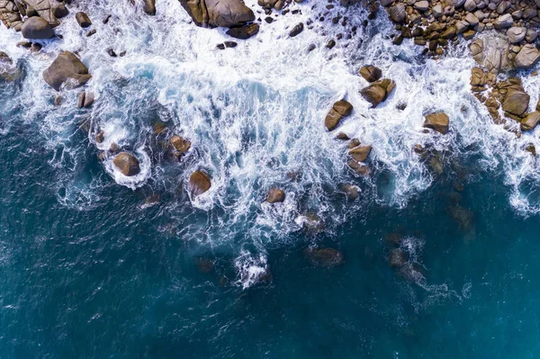 Kayalar üzerinde çökmesi dalgalar havadan görünümü manzara doğa görünümü 
