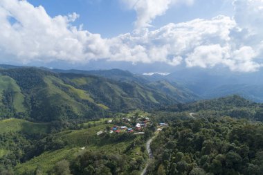 Dağdaki asfalt yol eğrisinin hava görüntüsü.
