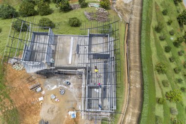 Çelik çatı inşaatı, inşaat işleri drone görünümü yukarıdan aşağıya