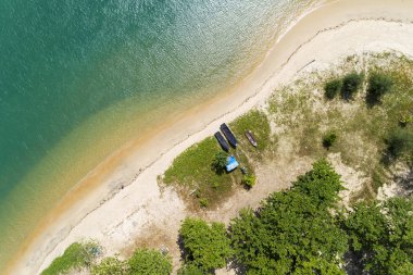 Beyaz kumsal manzaralı güzel deniz yüzeyi. 
