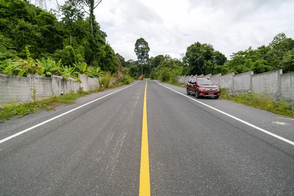 Vista aérea Drone tiro de carro suv vermelho na curva da estrada — Fotografia de Stock