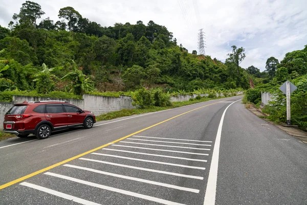 Letecký pohled Drone shot of red suv car on road curve — Stock fotografie