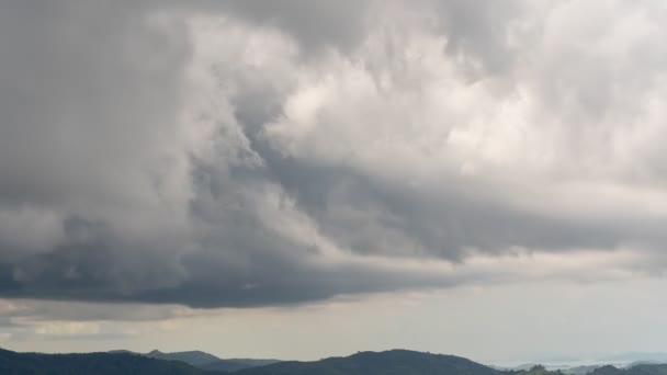 Timelapse Πλάνα Από Σύννεφα Καταιγίδας Που Ρέουν Πάνω Από Βουνό — Αρχείο Βίντεο