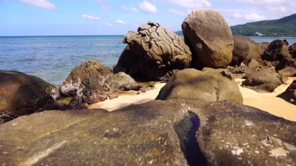 Dolly Reglaget Skott Vackra Tropiska Havet Stranden Med Stenar Förgrunden — Stockvideo