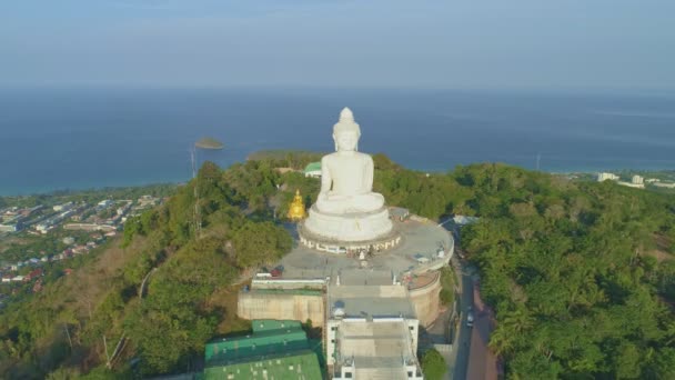 Drone Vista Aérea Tiro Estátua Buda Grande Alta Montanha Phuket — Vídeo de Stock