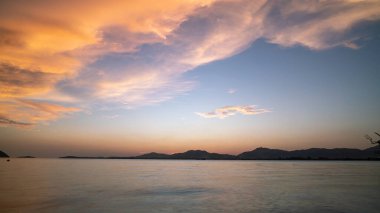 İnanılmaz Doğanın Güzel Işığı dramatik gökyüzü günbatımında deniz manzarası ya da gündoğumu manzarası arka planında