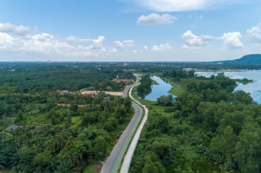 Asfalt yoldaki uçan dronun havadan çekilmiş fotoğrafı.