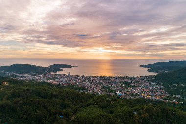 Manzaranın doğası gün batımı görüntüsü Drone hava görüntüsü ile Tropikal deniz ve Patong şehri ile phuket thailand dağ zirvesi ön planda