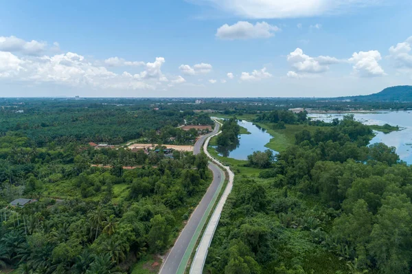 Asfalt yoldaki uçan dronun havadan çekilmiş fotoğrafı.