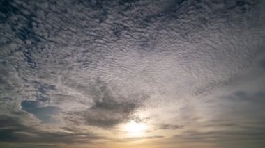 4k zaman atlamalı günbatımı ya da gündoğumu bulutları gökyüzü arka planında akıyor doğanın güzel ışığı inanılmaz gökyüzü