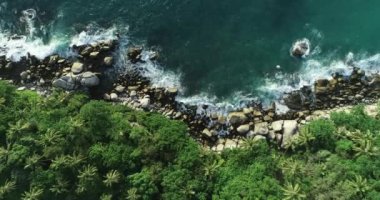 Güneşli bir günde deniz kıyısının hava aracı videosu Güzel deniz yüzeyi doğa manzarası Kuşbakışı tepeden aşağı