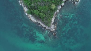 İnsansız hava aracı videosu, tropikal denizde muhteşem güzel bir adanın tepeden aşağı uçan görüntüsü. Yaz kavramı ve seyahat tatili.