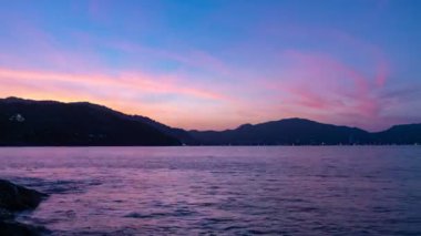 4K Timelapse dramatik gündoğumu gökyüzü ya da günbatımı gökyüzü ve bulutlar tropikal deniz üzerinde hareket
