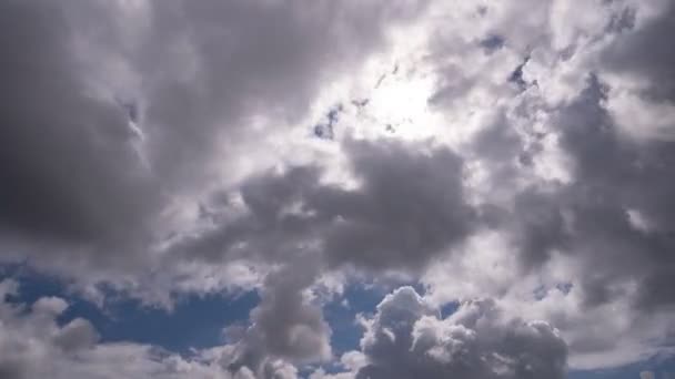 4k laps de temps nuages étonnants coulant dans le ciel bleu fond