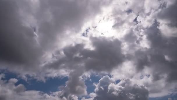 Tijd Vervallen Verbazingwekkende Wolken Stromen Blauwe Lucht Achtergrond — Stockvideo