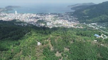 Phuket Tayland 'da Patong şehriyle birlikte yüksek dağların üzerinden uçan insansız hava aracı görüntüsü