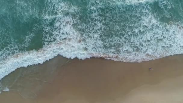 Tropikalne Morze Falą Rozbijającą Się Plaży Widok Lotu Ptaka — Wideo stockowe