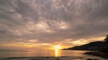 Gün batımında, Patong Sahili Pofuduk Tayland 'da, gökyüzünde bulutların ve güzel ışığın 4k zamanı.