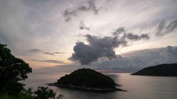 4K小岛在大海中的时间 夕阳西下或日出的景色令人赞叹地映照在海面上 云彩在天空中飘扬 — 图库视频影像