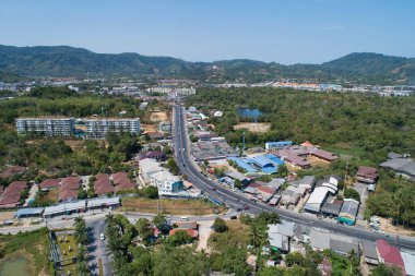 Tayland 'daki modern evler köyünün hava görüntüsü.