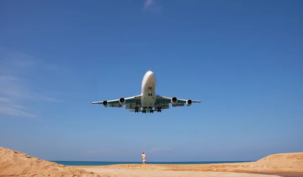 Commercial Airplane Landing Sea Clear Blue Sky Beautiful Scenery Nature — Stock Photo, Image