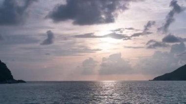 İnanılmaz gün batımı ya da tropikal deniz üzerinde gün doğumu Zaman Hızı video doğa manzarası Doğanın güzel ışığı