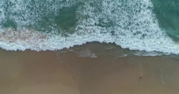 Mar Tropical Con Olas Estrellándose Playa Vista Aérea Drone Shot — Vídeos de Stock