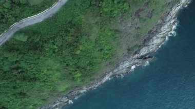 Güneşli bir günde deniz kıyısının hava aracı videosu Güzel deniz yüzeyi doğa manzarası Kuşbakışı tepeden aşağı