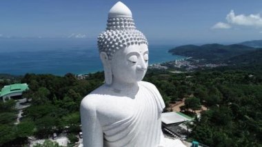 Beyaz Mermer Büyük Buda Heykeli Tapınağı 'nın Phuket Tayland' daki en yüksek dağ manzaralı insansız hava aracı videosu.
